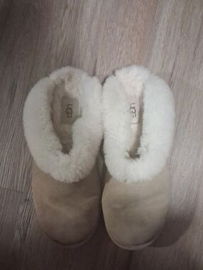 8.5 UGG Shearling Cuff Slip-On Slippers in Beige